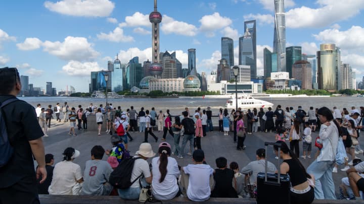 Turistas visitam o Bund em Xangai, China, em 14 de agosto de 2025. (Foto: Cfoto | Future Publishing | Getty Images)