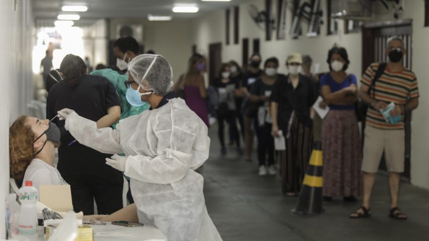 Casos da variante XFG do novo coronavírus foram detectados no Brasil em meados do mês passado (Foto: Gabriel de Paiva/Agência O Globo)
