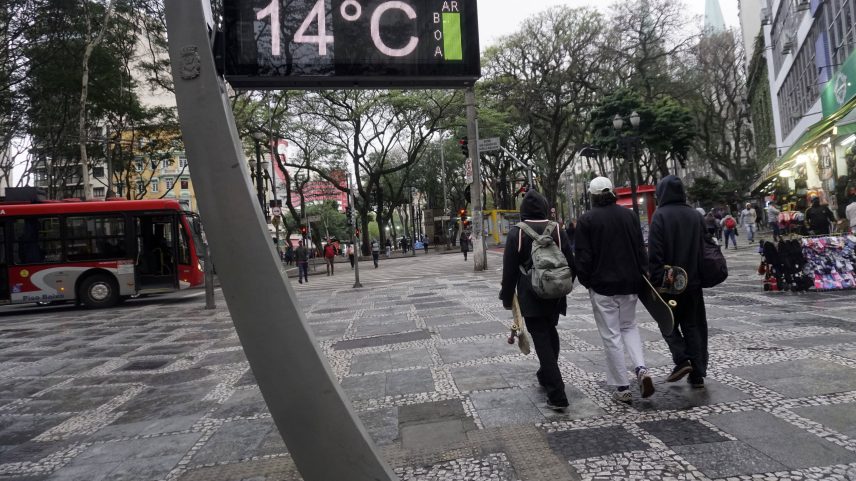 Pedestres enfrentam frio e chuvisco no centro de São Paulo, Brasil, em 29 de agosto de 2022. (Foto: Cris Faga/NurPhoto via Getty Images)