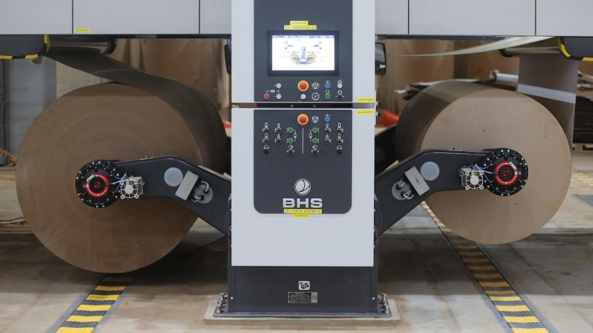 Máquina onduladeira para fabricação das caixas de papelão na unidade de Piracicaba/SP da Klabin (Foto: Divulgação/Klabin)