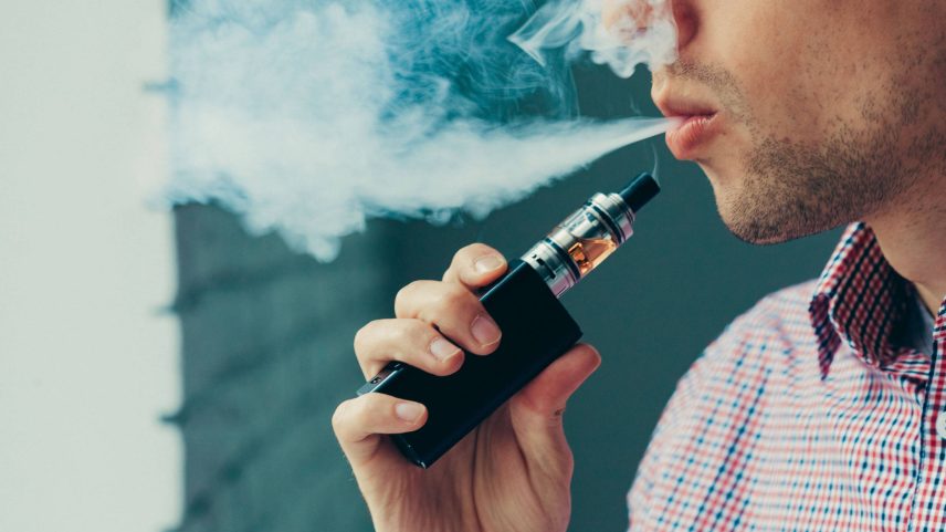 Médicos dizem que não se sabe o que tem no cigarro eletrônico (Foto: Fotofabrika/Adobe Stock)