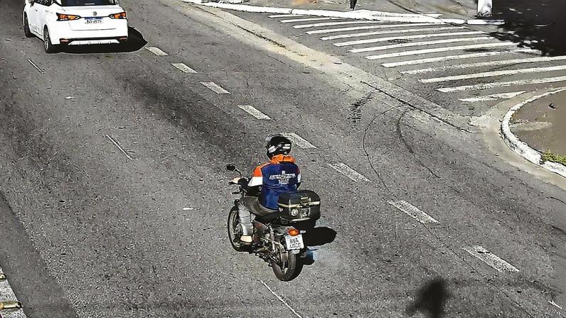 Motocicleta com a placa BRA49CC circula por rua de São Paulo: combinação é a que mais aparece entre os itens adulterados flagrados na cidade (Foto: Divulgação/Prefeitura de São Paulo)