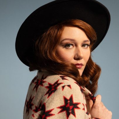 Molly Tuttle explora novos sons e se afasta do bluegrass tradicional