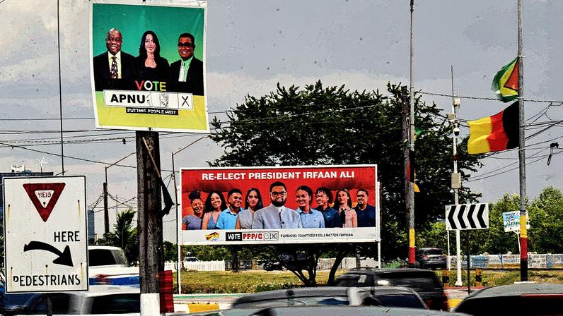 Placas de propaganda eleitoral de Irfaan Ali e Aubrey Norton em via de Georgetown, capital da Guiana (Foto: Reprodução)