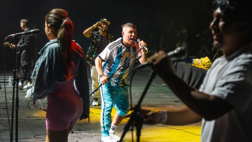 O show do Damas Gratis em Bogotá foi cancelado após a morte de uma pessoa e múltiplos feridos antes do início do concerto. (Foto: Reprodução)