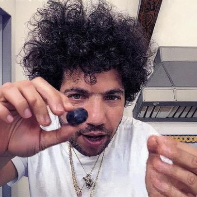 Benny Blanco é criticado por exibir caixa de blueberries de R$ 1 mil