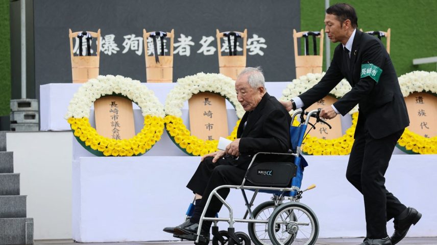 Sobrevivente da bomba atômica Hiroshi Nishioka participa de cerimônia para marcar 80 anos do ataque em Nagasaki, Japão. 09/08/2025 (Foto: JIJI PRESS/AFP)