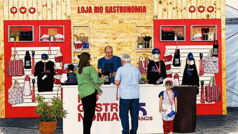 Lojinha do Rio Gastronomia com camisetas, bonés, bolsa térmica e aventais à venda (Foto: Reprodução)