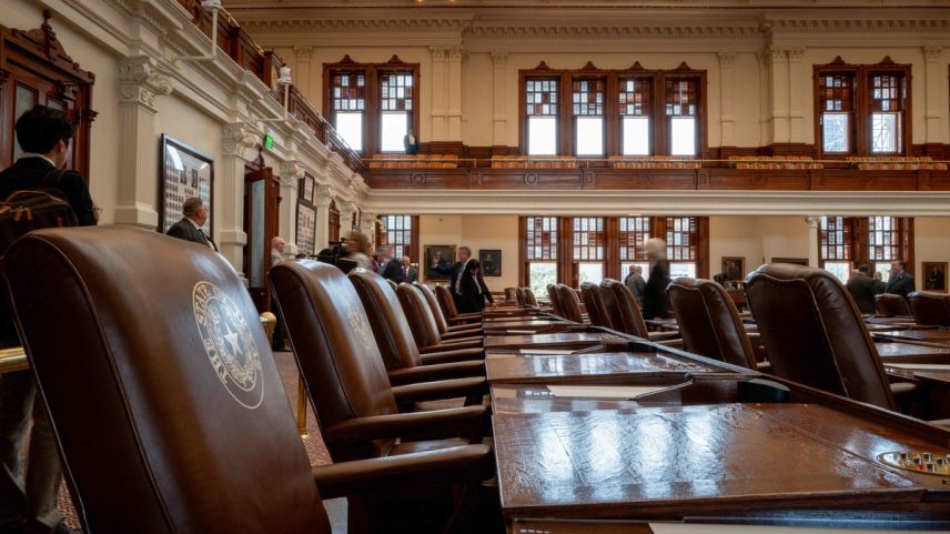 Câmara dos Deputados do Texas, nos EUA, com os assentos vazios após boicote de congressistas democratas contra redesenho do mapa eleitoral (Foto: Brandon Bell / Getty Images via AFP)