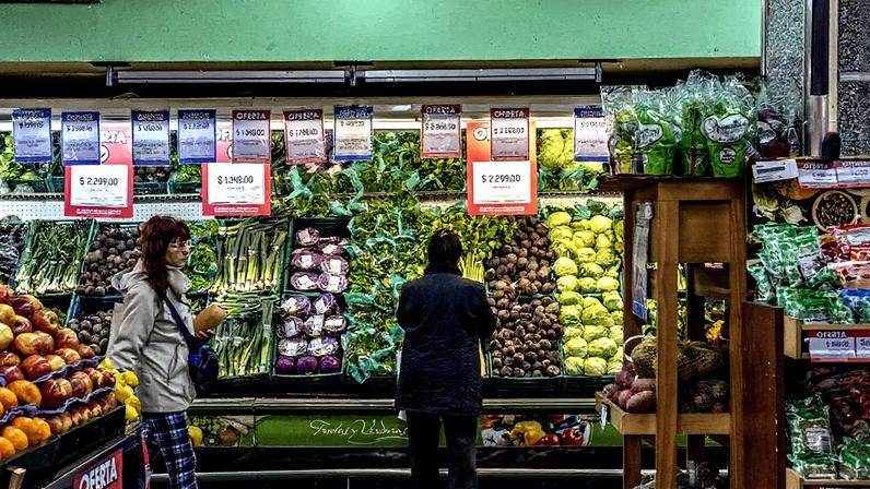 Consumidores em um mercado em Buenos Aires (Foto: Bloomberg)
