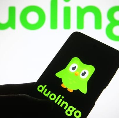 Ações da Duolingo disparam 30% após previsão otimista com crescimento impulsionado por IA