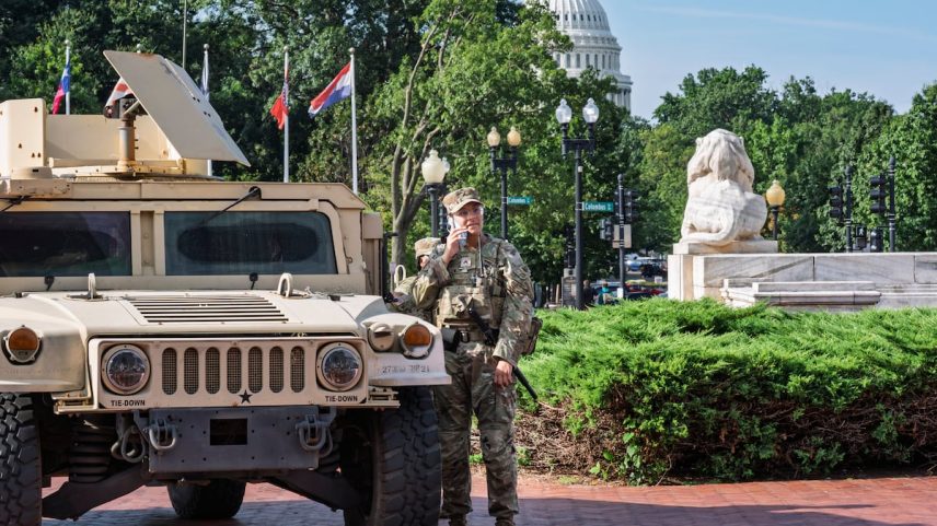 Oficiais da Guarda Nacional montam guarda na estação Union em Washington, Estados Unidos, no dia 14 de agosto de 2025. (Foto: J. Scott Applewhite/AP)