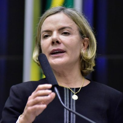 Gleisi Hoffmann afirma que Brasil não deve ser refém da família Bolsonaro