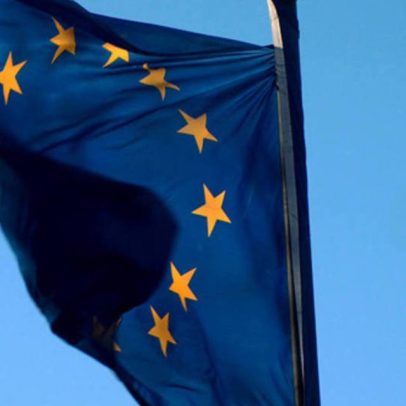 União Europeia suspende retaliações comerciais após acordo com Estados Unidos