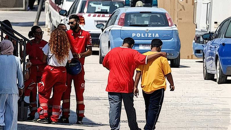 Membros da Cruz Vermelha no centro de recepção de imigrantes de Lampedusa (Itália), em uma imagem de arquivo de 15 de agosto. (Foto: Reprodução)