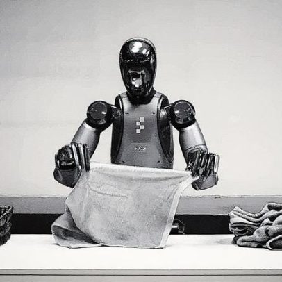Robô da Figure aprende a dobrar roupas e se prepara para tarefas do lar