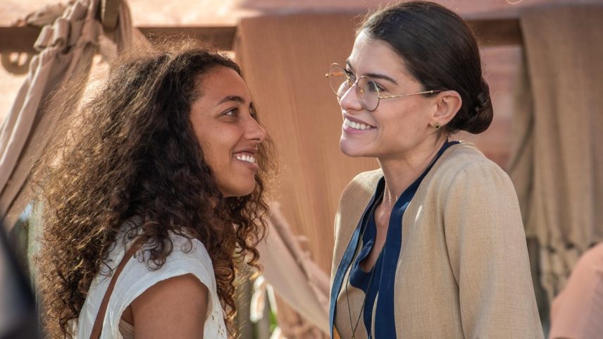 Otília (Alice Carvalho) e Jânia (Alinne Moraes) — Foto: Globo/Estevam Avellar