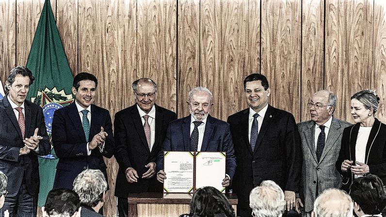 O presidente Luiz Inácio Lula da Silva (PT) assina a MP que institui ações de socorro a empresas afetadas pelo tarifaço dos EUA, em cerimônia com participação dos presidentes da Câmara, Hugo Motta (Republicanos-PB), e do Senado, Davi Alcolumbre (União Brasil-AP) (Foto: Gabriela Biló/Folhapress)
