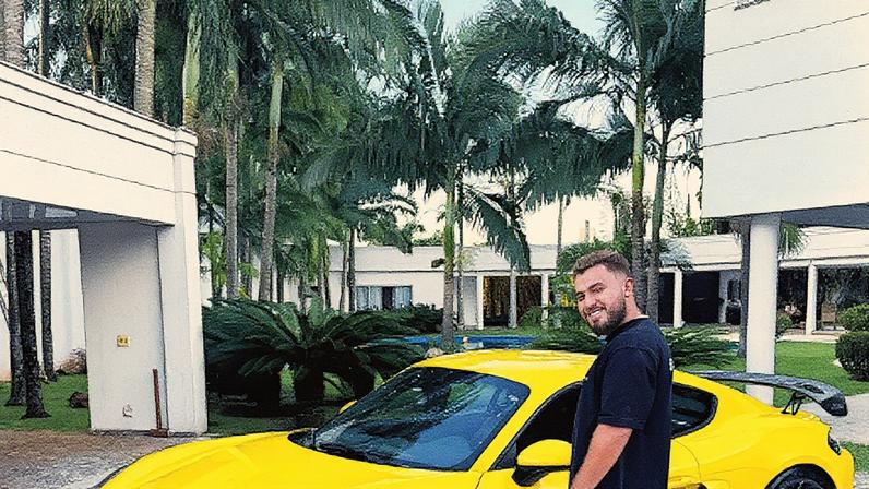Paranaense João Caetano exibe carros de luxo e roupas nas redes sociais (Foto: Reprodução)