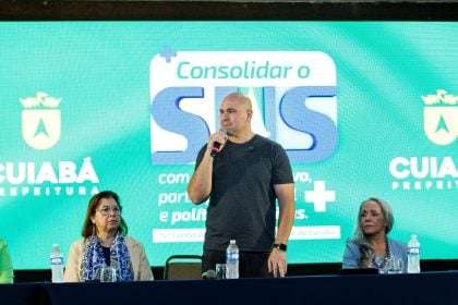 O prefeito de Cuiabá, Abílio Brunini, durante a 15ª Conferência Municipal de Saúde. No evento, o bolsonarista discutiu com palestrante negra que usou o pronome neutro durante apresentação. (Foto: Rennan Oliveira/Prefeitura de Cuiabá)