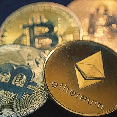 Bitcoin atinge recorde histórico enquanto ether se aproxima de nova máxima