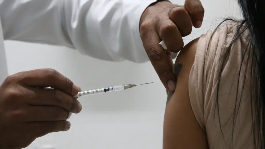 Mulher toma vacina contra Covid-19 (Foto: Rovena Rosa / Agência Brasil)