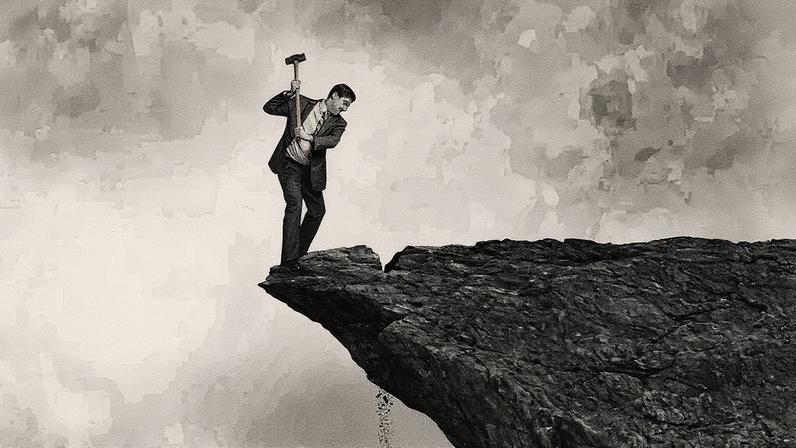 Padrões como procrastinação, perfeccionismo, autocrítica e negação dos próprios desejos são formas de autossabotagem que mantêm a pessoa distante de relacionamentos ou realizações que poderiam despertar medo de abandono ou de não corresponder à expectativa. (Foto: Reprodução internet)