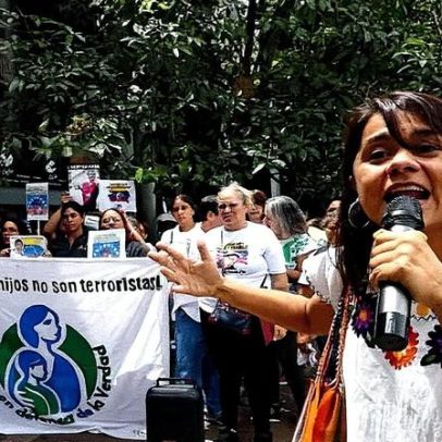 Marido busca esposa detida em protesto durante jornada por prisões na Venezuela