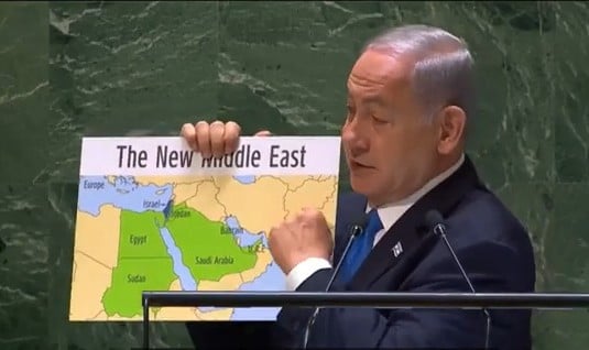 O primeiro-ministro israelense Benjamin Netanyahu exibe mapas na Assembleia Geral da ONU de 2024. (Foto: YouTube/ONU)