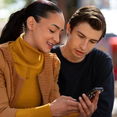 Apps de namoro afetam autoestima e conexões reais, alertam especialistas sobre 'ego-scrolling'