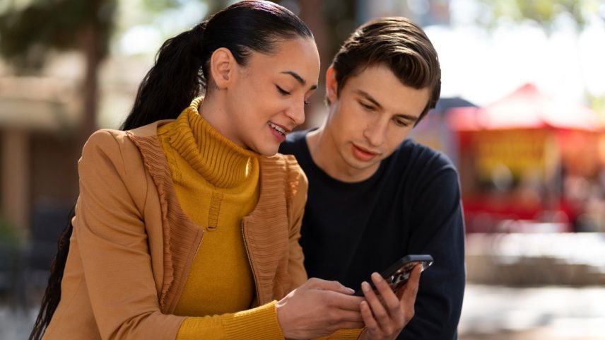 Curtidas demais, conexões de menos: prática do ego-scrolling cresce nos aplicativos de namoro (Foto: Freepik)