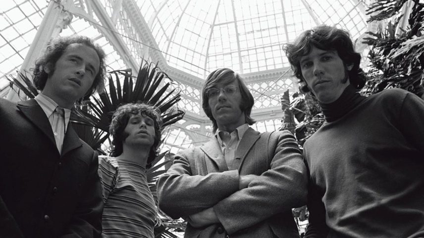 Na mesma época em que os Beach Boys cantavam as praias, o The Doors, também da Califórnia, gravou a sombria “The end”. Da esq. para a dir., Robby Krieger, Jim Morrison, Ray Manzarek e John Densmore — Foto: Divulgação/Paul Ferrara