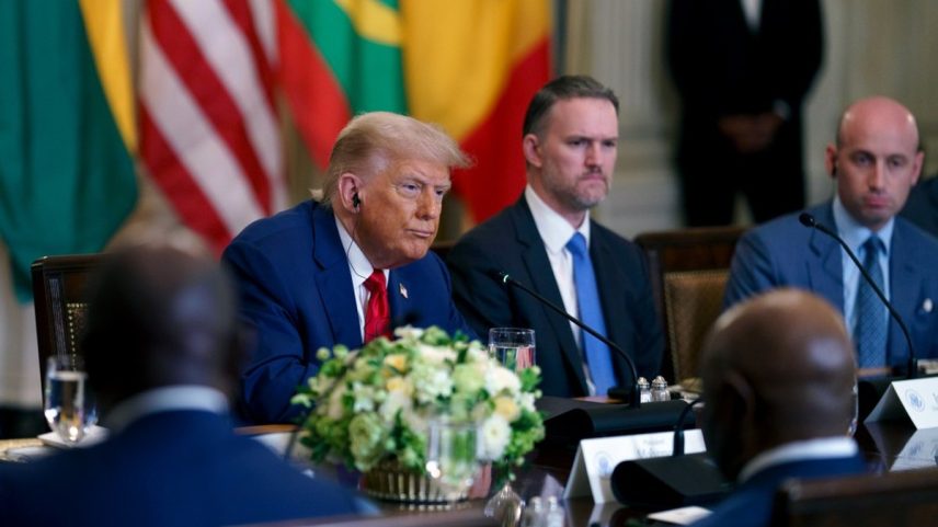 O presidente dos EUA, Donald Trump, e Jamieson Greer, representante comercial americano, que afirmou ser “improvável” que acordos com países sejam fechados “nos próximos dias”. (Foto: Will Oliver/EPA/Bloomberg)
