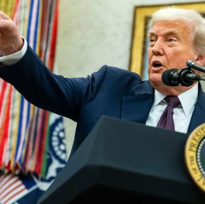 Aprovação de Trump permanece negativa enquanto apoio aos democratas despenca