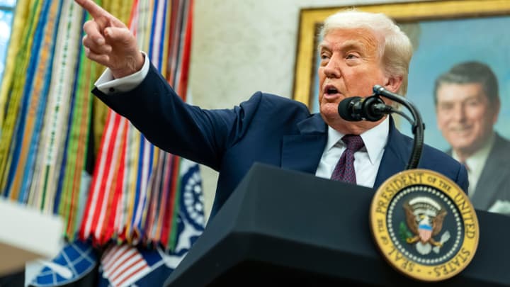 O presidente dos EUA, Donald Trump, fala no Salão Oval da Casa Branca em Washington, DC, EUA, na quarta-feira, 6 de agosto de 2025. (Foto: Bonnie Cash | Bloomberg | Getty Images)