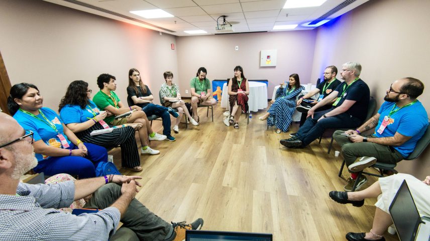 Mesa de discussão sobre desafios para manter a Wikipédia multigeracional, realizada em julho de 2025 durante congresso da Wikimedia Brasil em Salvador (Foto: Donatas Dabravolskas/Wikimedia Commons)