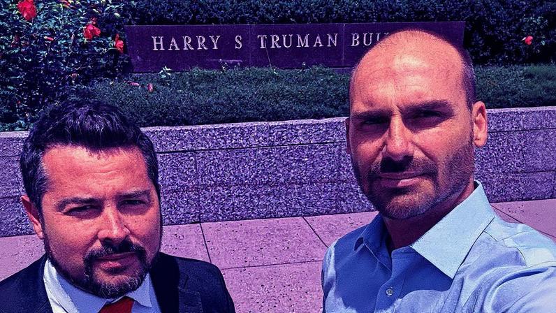 Paulo Figueiredo, neto de João Figueiredo, e Eduardo Bolsonaro em frente à sede do Departamento de Estado dos EUA (Foto: Reprodução)