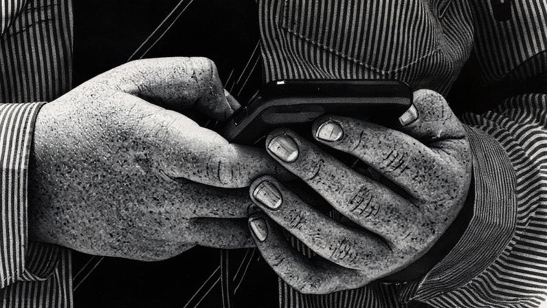 Estudante australiano mexe em celular (Foto: William West - 27.nov.24/AFP)