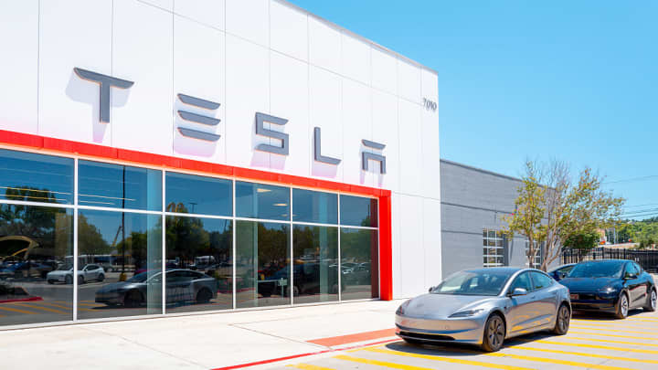 Veículos da Tesla estão estacionados em frente a uma concessionária em 24 de julho de 2025 em Austin, Texas. (Foto: Brandon Bell | Getty Images)