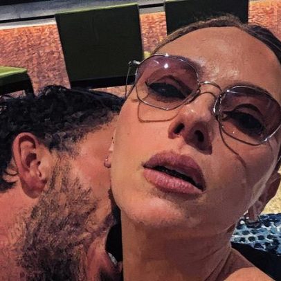 Scarlett Johansson e Jonathan Bailey compartilham nova foto íntima após beijos virais