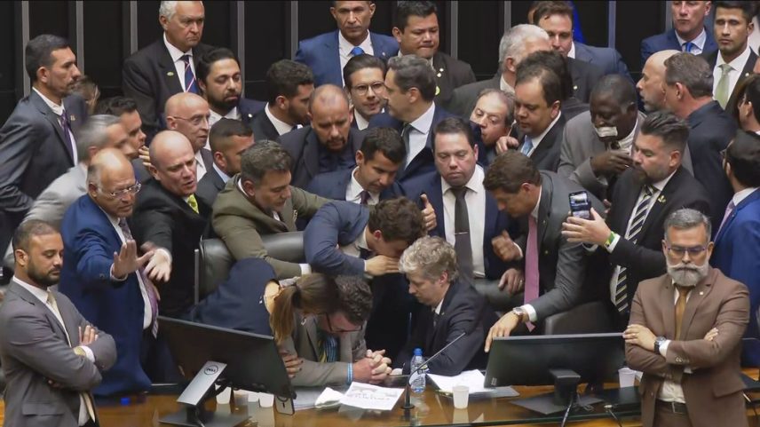 Tumulto na Câmara: Hugo Motta não consegue chegar à cadeira da presidência da Câmara (Foto: Reprodução/GloboNews)