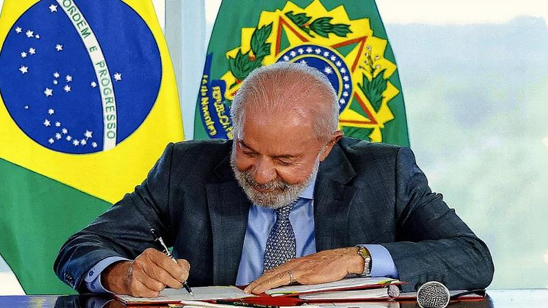 Presidente da República, Luiz Inácio Lula da Silva, durante reunião com ministro da Educação, Camilo Santana, para assinatura do Decreto da Nova Política de Educação a Distância (EaD). Palácio do Planalto, Brasília - DF. (Foto: Ricardo Stuckert / PR)