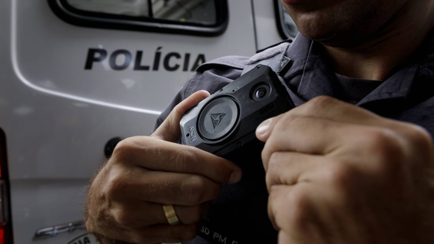 Câmeras corporais do modelo antigo usadas nos uniformes de policiais militares em São Paulo (Foto: Rubens Cavallari - 15.fev.24/Folhapress)