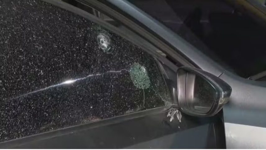 Marcas de tiros no carro do ex-policial militar (Foto: TV Globo/Reprodução)