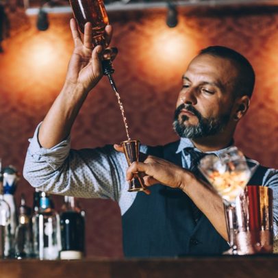 Barmans revelam por que o cocktail é o favorito nas coquetelarias
