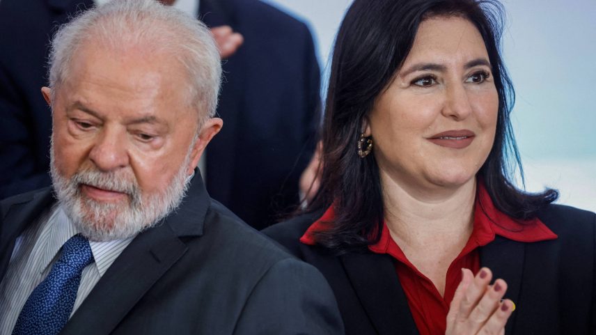 A ministra Simone Tebet com Lula em cerimônia no Palácio do Planalto (Foto: Adriano Machado - 30.ago.23/Reuters)