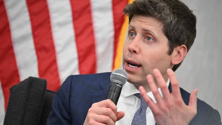 Sam Altman, CEO da OpenAI, fala durante a conferência "Revisão Integrada da Estrutura de Capital para Grandes Bancos" do Conselho de Governadores do Federal Reserve, em Washington, DC, em 22 de julho de 2025. (Foto: Mandel Ngan | AFP | Getty Images)