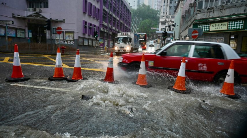 O impacto do evento climático em Hong Kong fez o serviço meteorológico local emitir o alerta de tempestade 'negra', o mais alto em seu ranking (Foto: Li Zhihua/China News Service/VCG/Getty Images)