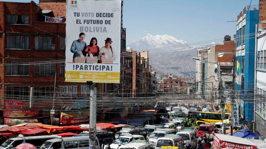 Uma valla publicitária do Tribunal Electoral Departamental, em La Paz, chama a votar na primeira volta presidencial de 17 de agosto na Bolívia (Foto: Rodrigo Sura/EFE)