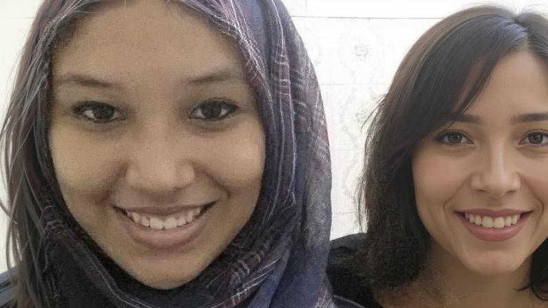 Karina com hijab em foto tirada com uma familiar meses antes de se juntar ao Estado Islâmico, em 2016 (Foto: Reprodução)